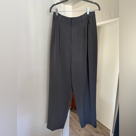 Madewell Tall Pleated Tapered Leg Pants in Easygoing Crepe Thunder Cloud - Picture 5 of 10